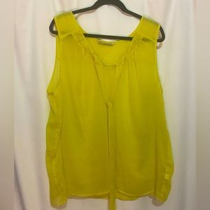 Bright, sheer top 🌸